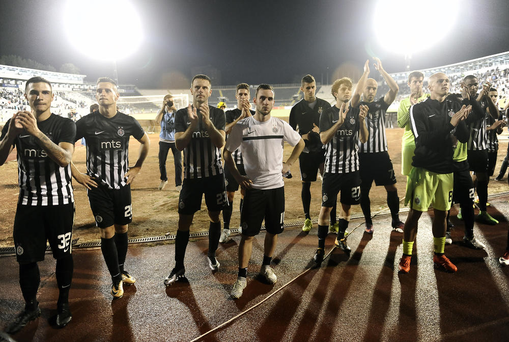 Nebojša Kosović sa saigračima ispred navijača