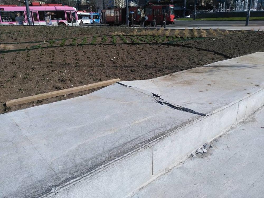 Materijal kojim je urađeno popločavanje ispucao je na jako puno mesta 