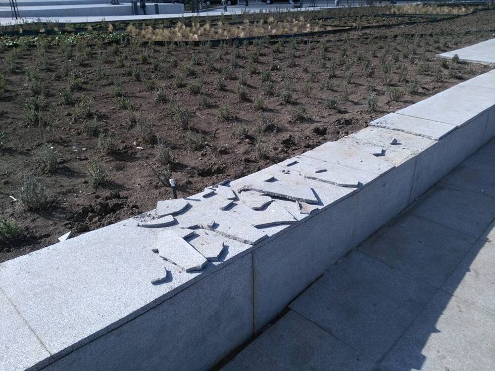 Materijal kojim je urađeno popločavanje ispucao je na jako puno mesta 