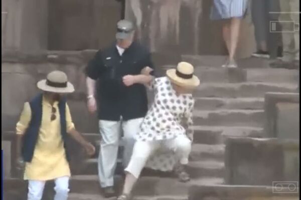 PALA JE KAO POKOŠENA! Hilari Klinton se SRUŠILA NA STEPENICAMA, pa završila u bolnici! (VIDEO)