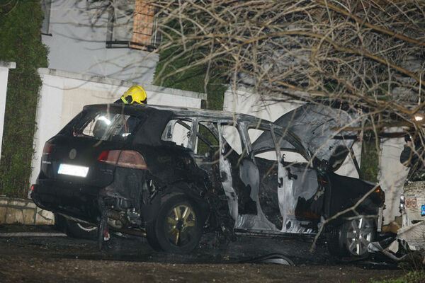 EKSPLODIRAO DŽIP NA ČUKARICI: Žena uspela da napusti vozilo PRE NEGO ŠTO JE PLAMEN BUKNUO!