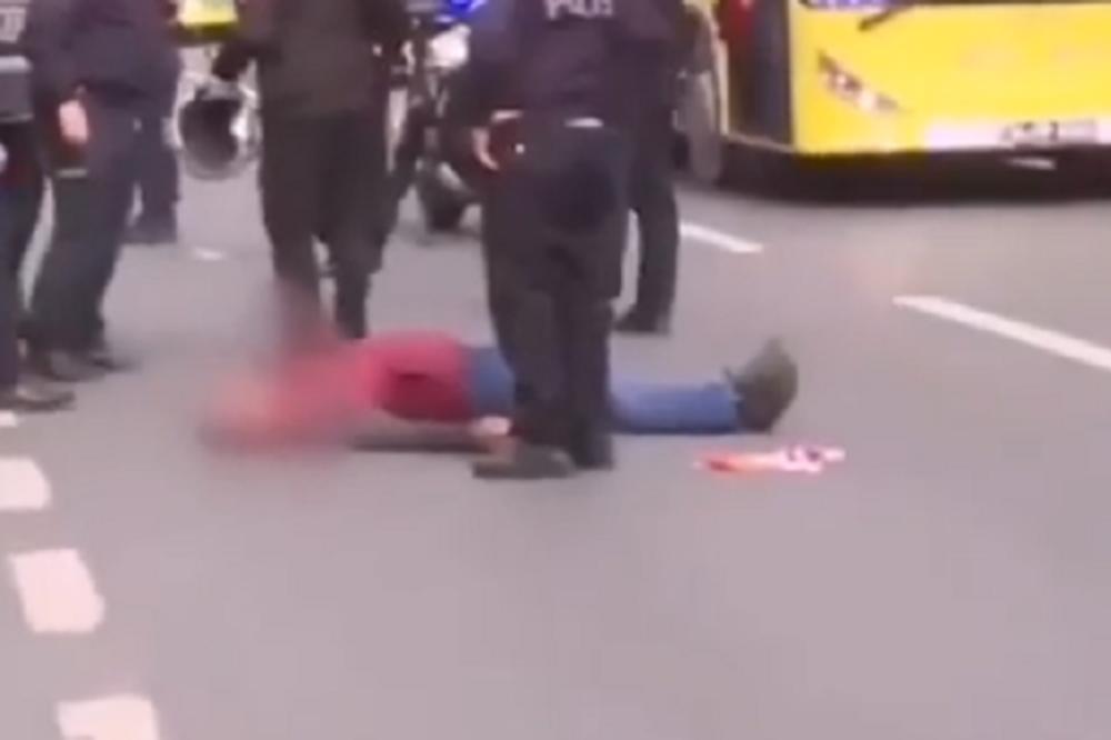 HOROR U CENTRU GRADA! Navijač ispao iz autobusa i ostao da leži nepomično u lokvi krvi! (UZNEMIRUJUĆI VIDEO)