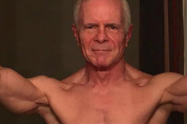 IMA 68 GODINA, A IZGLEDA KAO MILION DOLARA! Ovaj deka  trenira svakog dana i zdravo se hrani, A NJEGOVE PLOČICE SU KERAMIČKE!