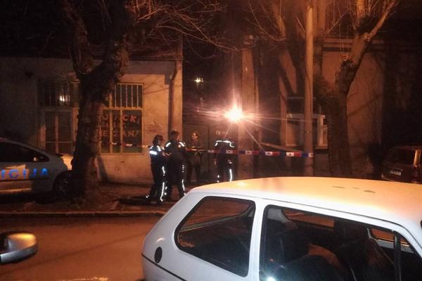 UŽAS NA VRAČARU! U dvorištu porodične kuće pronađeno telo muškarca, POLICIJA OKUPIRALA ČUBURU! (FOTO)