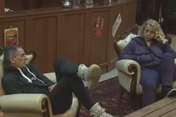 NIKAD NIKO OVAKO NIJE BIO IZVREĐAN U ZADRUZI: Čitajte, ali samo ako imate jak stomak! (VIDEO)