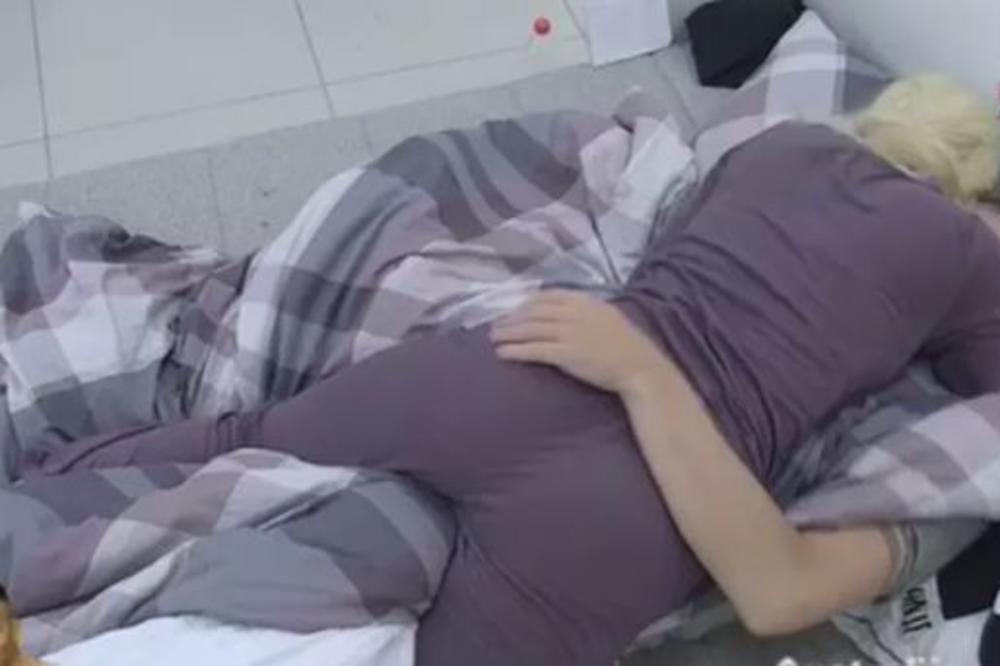 ZAR NJIH DVOJE??? Podovatili se ozbiljno u krevetu, a onda... (VIDEO)