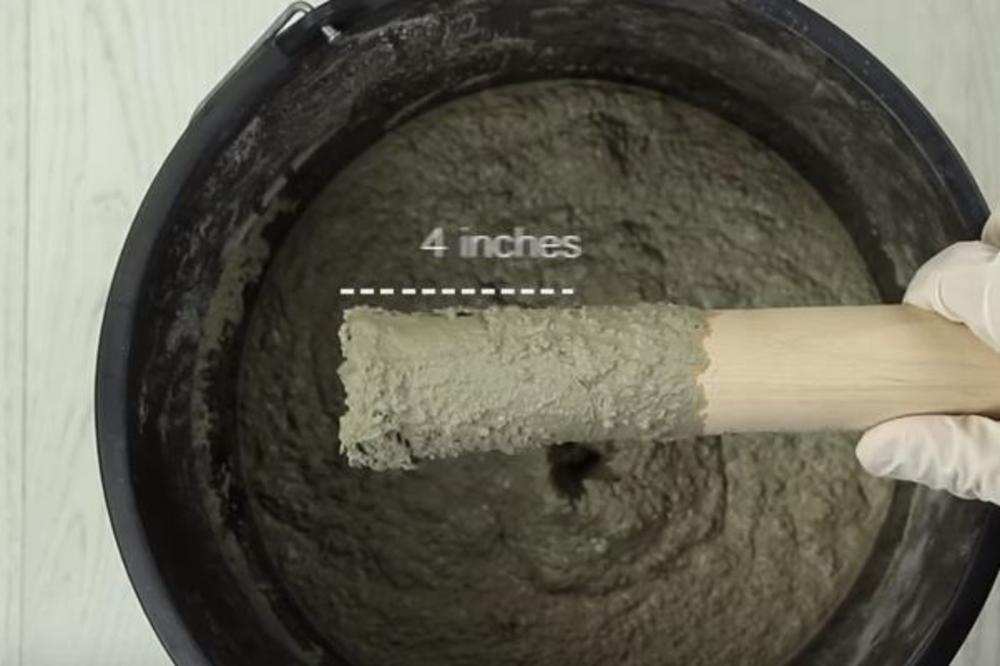 U plastičnoj kanti napravio je malter i u njega stavio tri drvena štapa! Krajnji rezultat je GENIJALAN! (VIDEO)