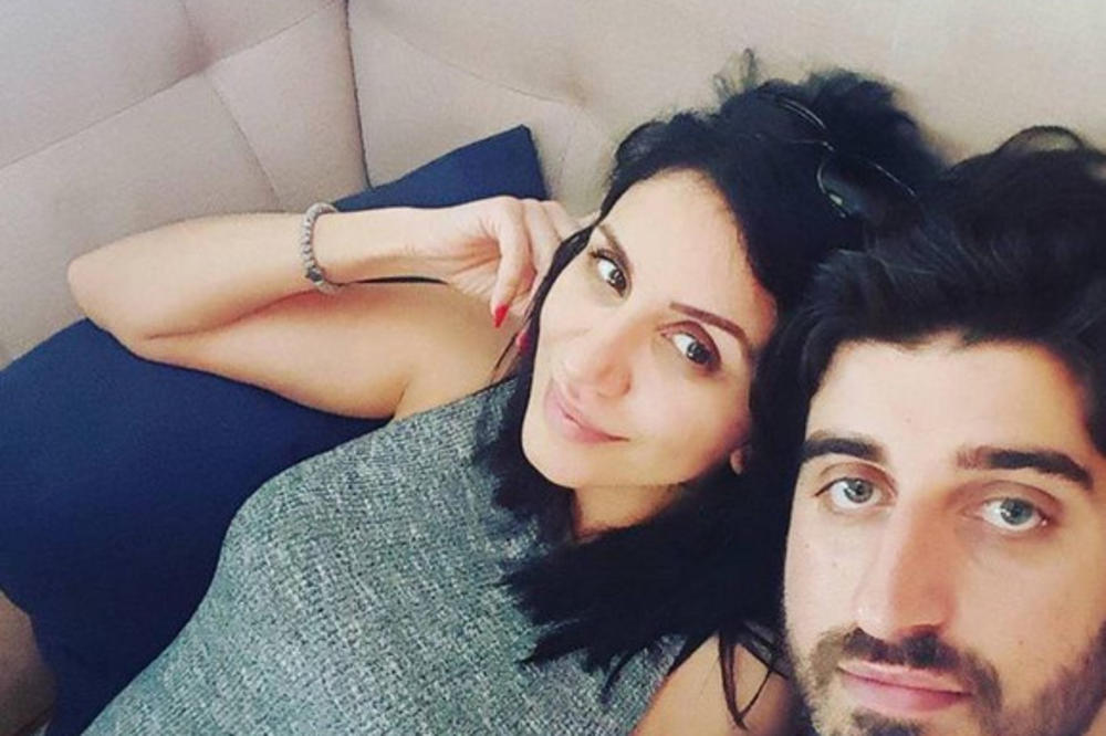 STIGLE RODE! Porodila se naša lepa pevačica, A EVO KAKO ĆE SE ZVATI MEZIMAC! (FOTO)