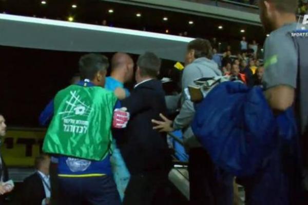 RAJKOVIĆ NAPRAVIO HAOS! Loše branio, pa krenuo da pljuje navijače Makabija! (FOTO)