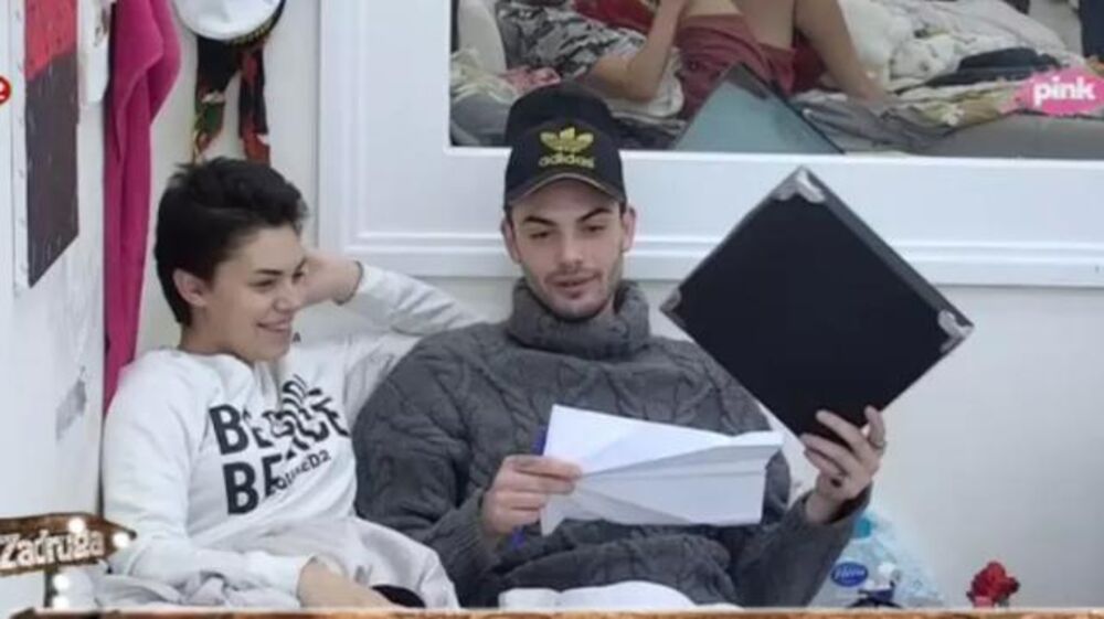 Mina se veoma obradovala što je njen novi dečko novi vođa  