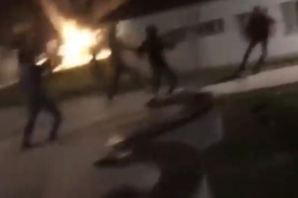 PROCUREO SNIMAK! Pogledajte brutalnu tuču Grobara i Delija u centru Beograda! (VIDEO)