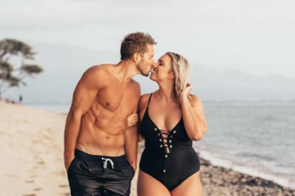 OBJAVILA JE FOTOGRAFIJU SA MUŽEM: Svi su odmah primetili detalj zbog kojeg je počeo HOROR!