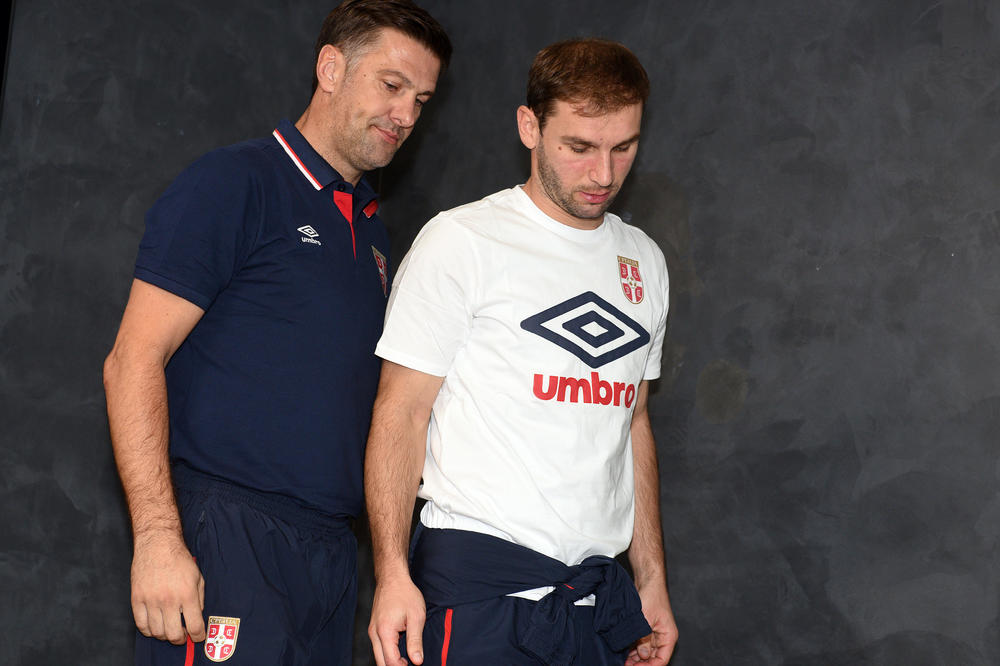 OGLASILI SE FUDBALERI! Evo kakvo je stanje u svlačionici Srbije posle šokantne promene kapitena! (FOTO)