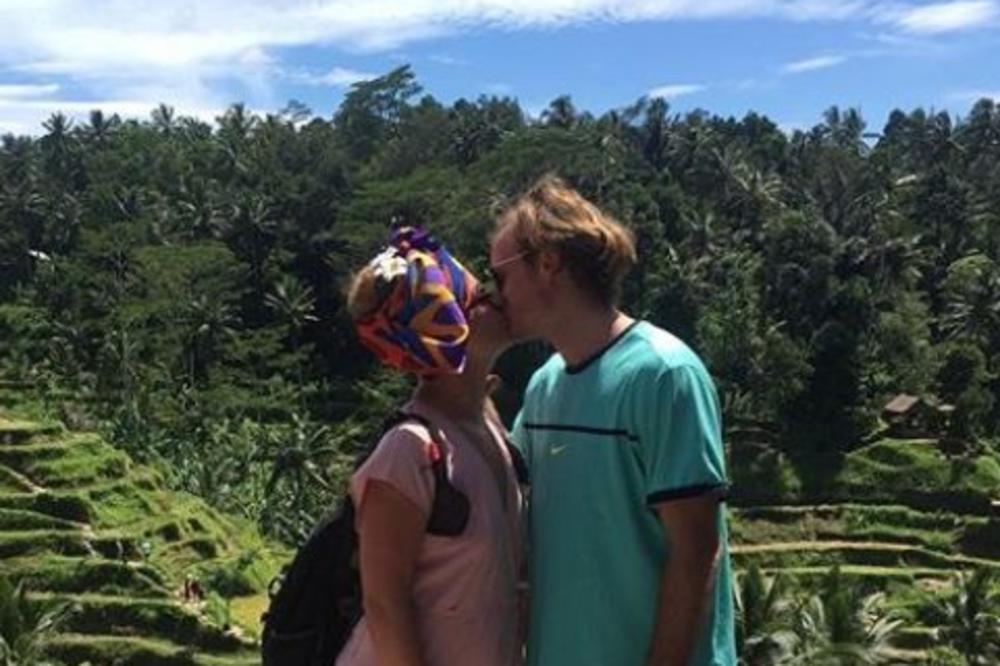 Svi pričaju o Teu i Jelisaveti, dok nam ispred nosa poznata GLUMICA uživa u LJUBAVI S TENISEROM S KOJIM JE BILA JELENA ĐOKOVIĆ! (FOTO)
