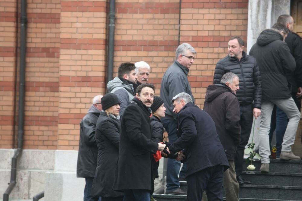 Brojne kolege došle su na odavanje pomena velikom glumcu  