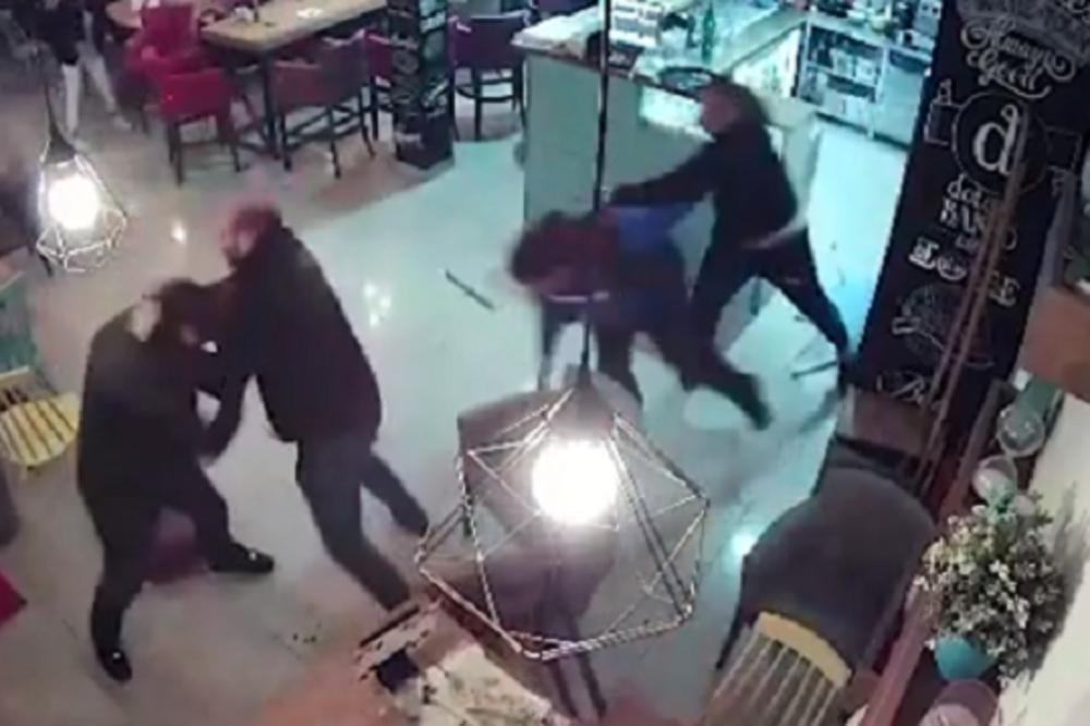 SEDELI SU MIRNO U KAFIĆU U ARANĐELOVCU, A ONDA TOTALNA MAKLJAŽA! Leteli stolovi, potegnut i pištolj, majka štitila dete! (VIDEO)