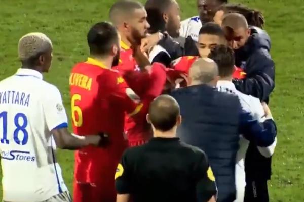 E, OVO SE NE VIĐA SVAKI DAN! Potukli se saigrači nasred terena, razdvajao ih protivnički fudbaler! (VIDEO)