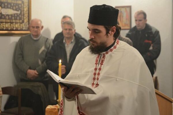 AMAN LJUDI, JA SAM SVEŠTENIK: Ovo je pop iz Kruševca kod kog je nađena droga, A EVO I KAKO JE PAO!