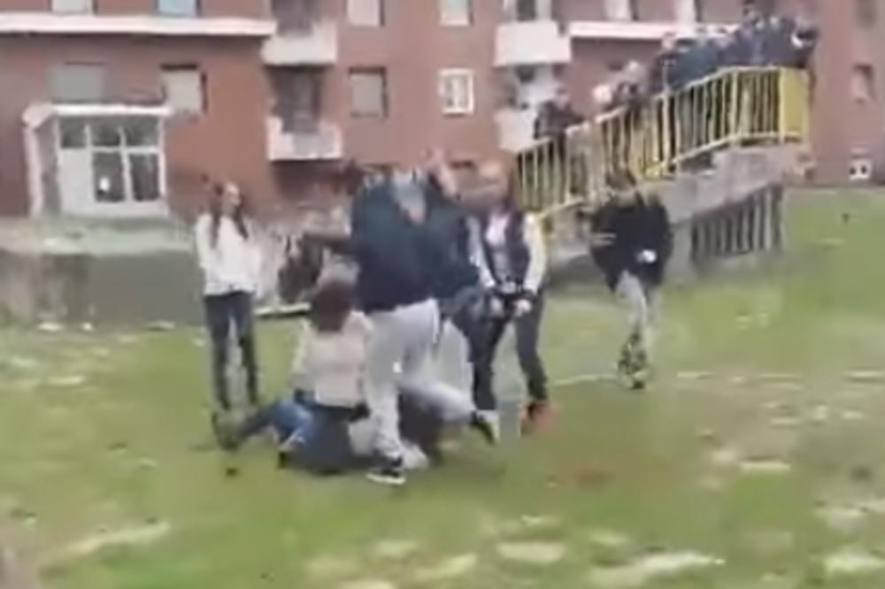 MALOLETNE BOSANKE SE POBILE USRED ŠKOLE: Deca  NAVIJALA, niko nije prišao da ih rastavi! (VIDEO)