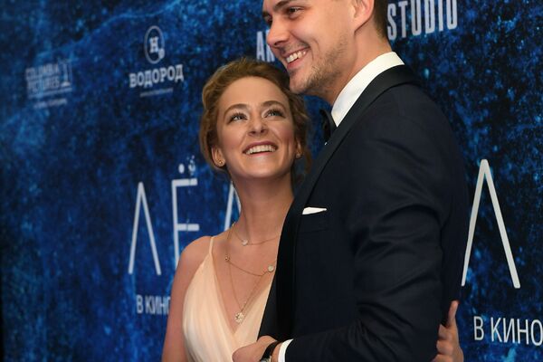 DEVOJKA MILOŠA BIKOVIĆA JE BOMBA! Uslikana u nikad provokativnijem izdanju, dekolte do pupka, grudi kipe! (FOTO)