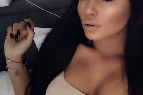 POGLEDAJTE DOK JE NE ZABRANE! PUKLE FARMERKE, GUZA IZVIRILA: Pevačici se dogodio iznenadan peh, sve se otkrilo!