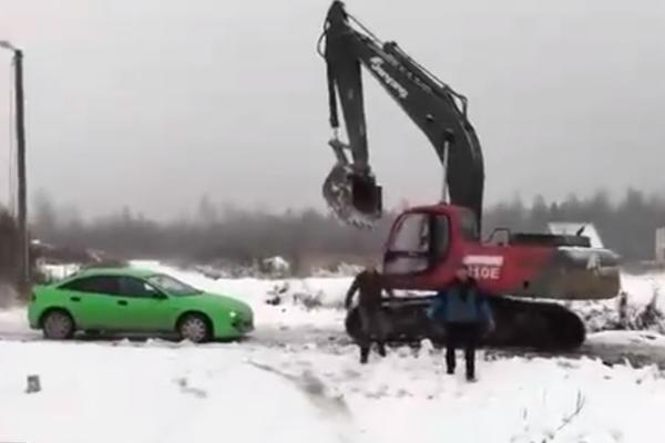 OVAJ JE LUĐI OD DŽOA BAGERISTE: Isprebijali su ga jer im je preprečio put, a onda im se on osvetio na najgori mogući način! (VIDEO)
