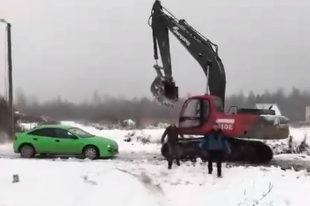 OVAJ JE LUĐI OD DŽOA BAGERISTE: Isprebijali su ga jer im je preprečio put, a onda im se on osvetio na najgori mogući način! (VIDEO)