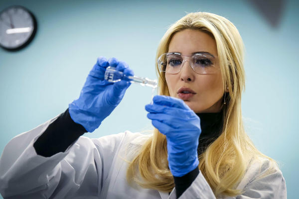 IVANKU TRAMP OSUDILI ZBOG FOTOGRAFIJA: Super je što poziraš kao naučnica na Instagramu, ali neki to STVARNO jesmo!