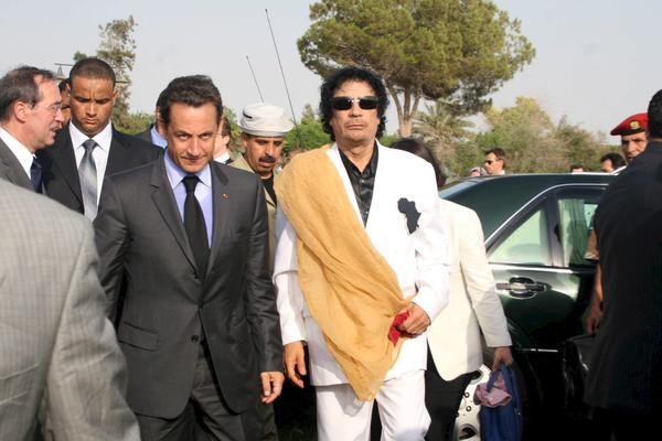 Sarkozi danas ide u ozgloglašeni zatvor: Bivši predsednik Francuske muljao s Gadafijevim parama, sad će da robija