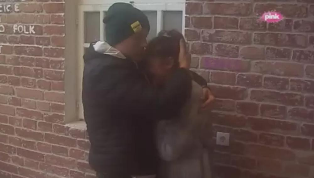 Sloba ju je tešio dok je ona jecala  