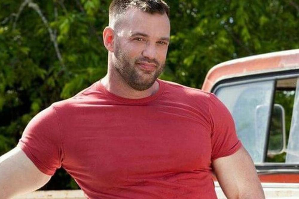 MAMA, STRAH ME JE! Učenici su na internetu saznali šokantnu istinu o svom omiljenom profesoru! (FOTO)