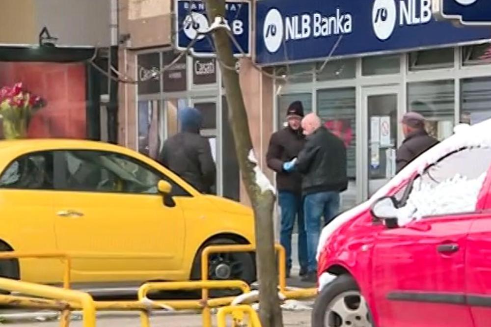 Maskirani razbojnik opljačkao banku na Voždovcu! ORUŽANA PLJAČKA U VOJVODE STEPE, TRAGA SE ZA POČINIOCEM!