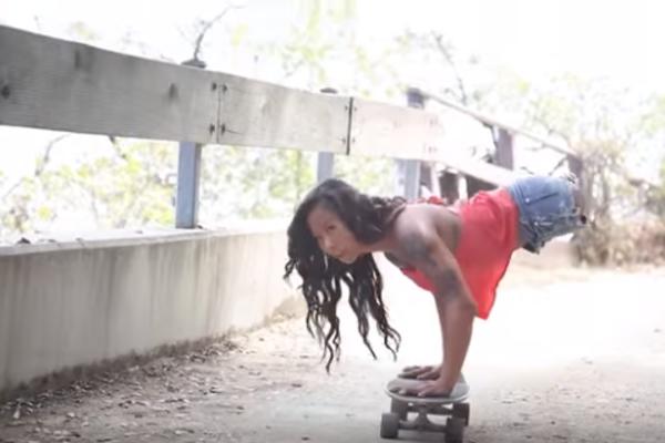 OVA LEPOTICA JE NAJHRABRIJA OSOBA NA SVETU: Kad shvatite šta je sve uspela da uradi, SKINUĆETE JOJ KAPU! (VIDEO)