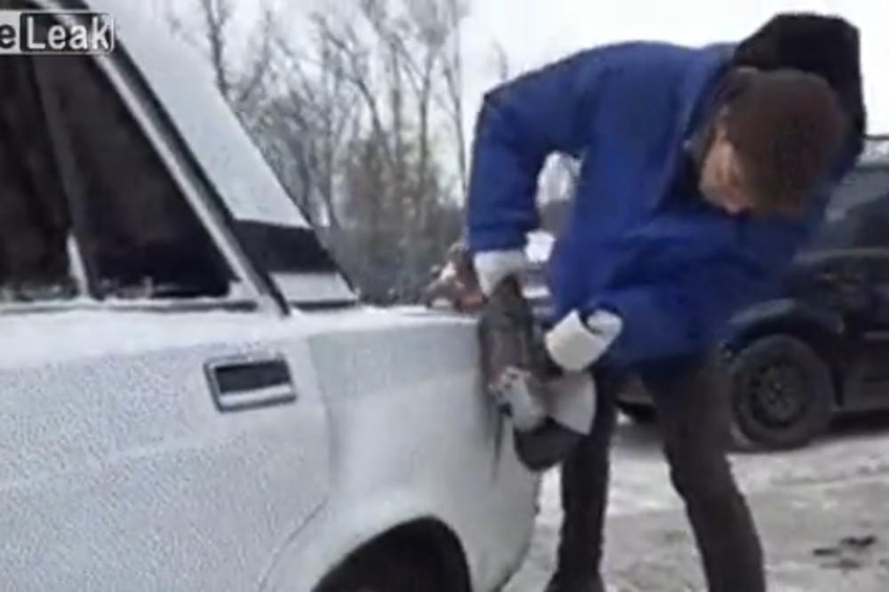 KAD U RUSIJI PARKIRAŠ NAKRIVO, RADI TESTERA: Šta mislite, kako mu je bilo kad je video kola? (VIDEO)