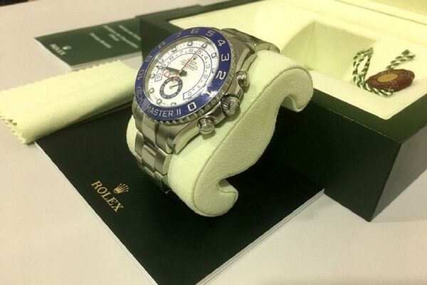 SRPKINJA JE POKUŠALA DA UNESE ROLEKS VREDAN 1,5 MILIONA EVRA! Carinicima je dala HIT OBJAŠNJENJE! (FOTO)