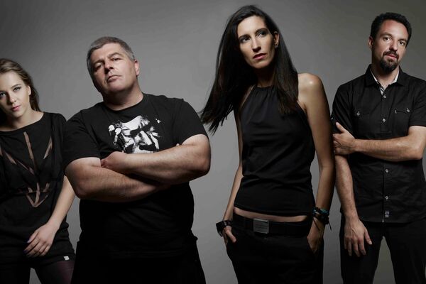 Snimak koji otkriva JEZIVE OŽILJKE na licu koje su zbog ŠAMARČINE pretrpele pevačica i basistkinja grupe E Play (VIDEO)