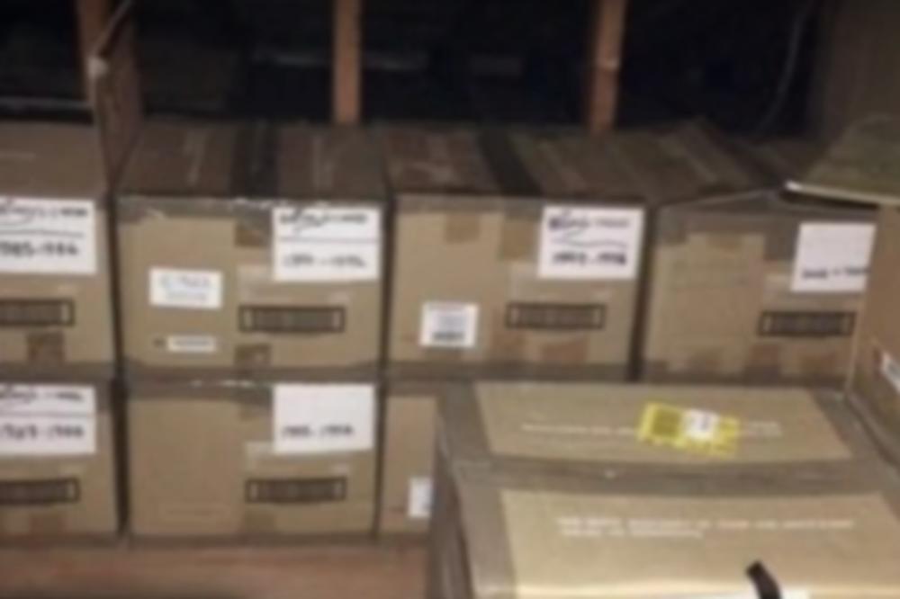 NA TAVANU JE PRONAŠAO  KUTIJE: U njima je otkrio TAJNU koju je njegova supruga čuvala 40 GODINA! (VIDEO)