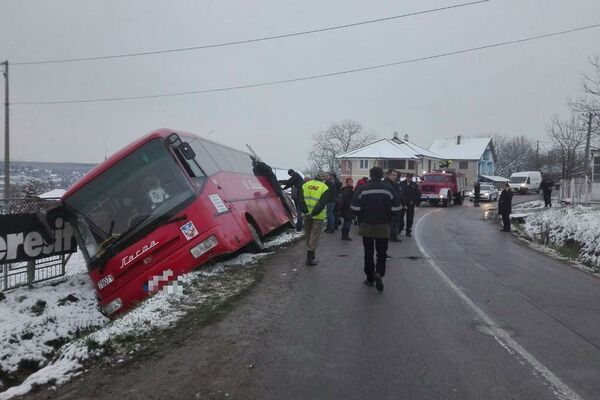 LJUDE VADILI KROZ PROZOR, JEZIVA DRAMA NADOMAK BEOGRADA: Autobus s putnicima sleteo u kanal!