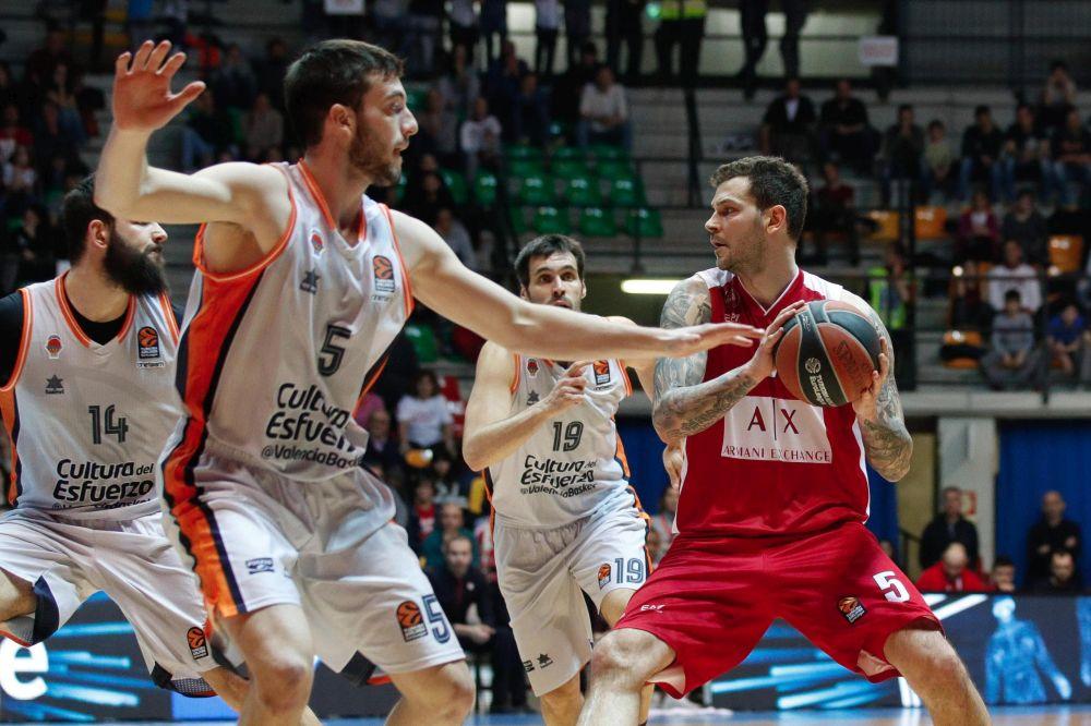 NE MRDA NIGDE: Vladimir Micov i naredne sezone nosi Armanijevo odelo! (FOTO)