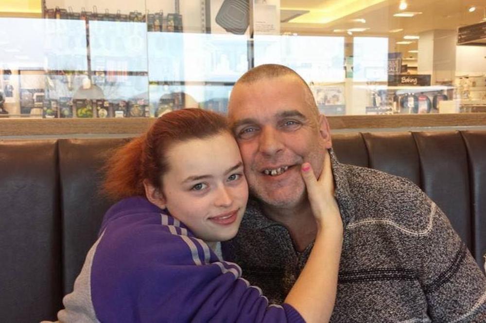 UPOZNALI SU SE KAD JE ONA IMALA 16 GODINA: Na ulici ga SVI VREĐAJU i govore mu da je PRLJAVI MONSTRUM! (FOTO)