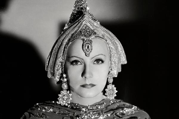 BILA JE NAJLEPŠA ŽENA KOJA JE IKADA HODALA KUGLOM ZEMALJSKOM: Volela je i muškarce i žene, ne zna se sa koliko ih je bila, ovo je njen ljubavni život! (VIDEO)