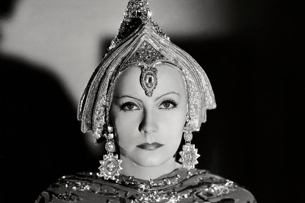 BILA JE NAJLEPŠA ŽENA KOJA JE IKADA HODALA KUGLOM ZEMALJSKOM: Volela je i muškarce i žene, ne zna se sa koliko ih je bila, ovo je njen ljubavni život! (VIDEO)