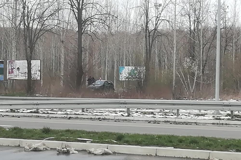 POLICIJA OPKOLILA KOVILOVO: Tenzija ne jenjava, bilo dojava o bombi! (FOTO)