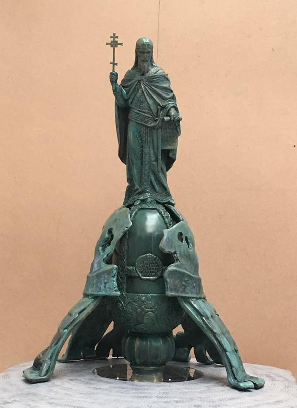 Skulptor je po svom nahođenju, ali i crtama lica Nemanjinih potomaka, vladaru podario odgovarajući lik 