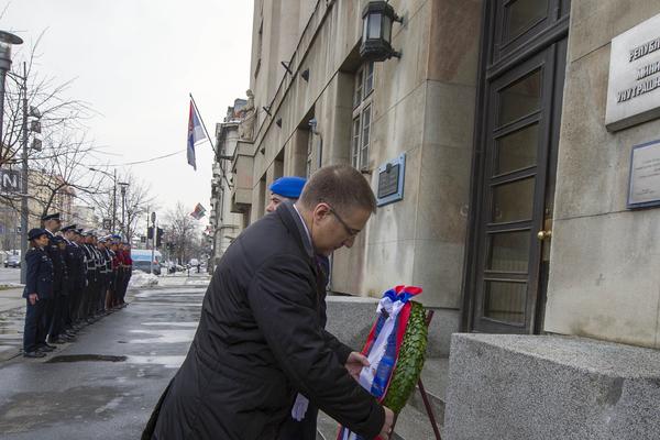 SVOJIM ŽIVOTIMA SU POKAZALI KAKO SE VOLI SRBIJA: Stefanović položio venac pripadnicima MUP-a poginulim za vreme BOMBARDOVANJA!