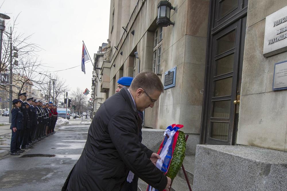 SVOJIM ŽIVOTIMA SU POKAZALI KAKO SE VOLI SRBIJA: Stefanović položio venac pripadnicima MUP-a poginulim za vreme BOMBARDOVANJA!