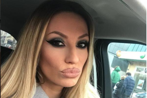 RADA SA SESTROM U NEOBIČNOM IZDANJU: Čupave i bez trunke šminke pokazale kako uživaju (FOTO)