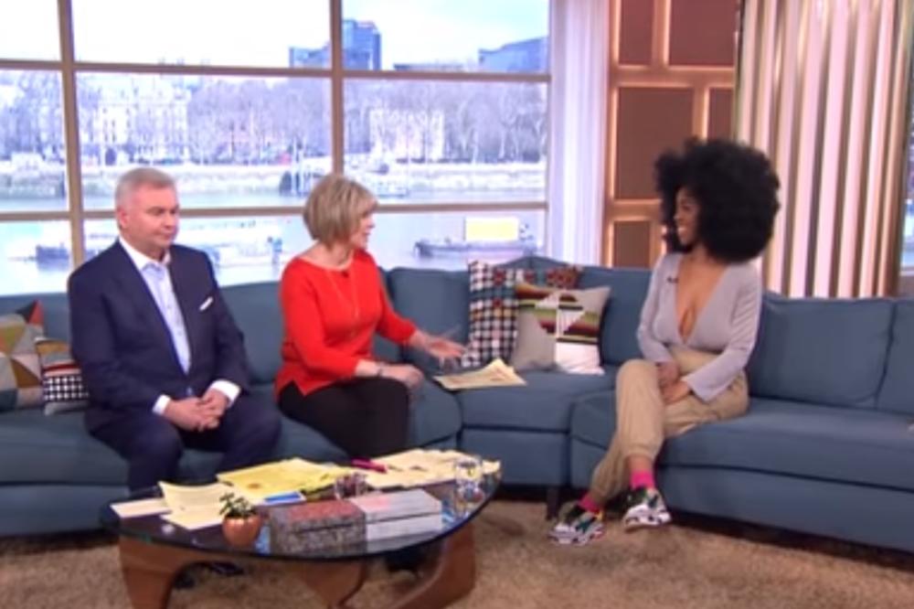 VODITELJI NISU MOGLI DA PRESTANU DA GLEDAJU U NJENE GRUDI: A njoj je to i bio cilj, jer je imala neobičan razlog da ih namerno istakne! (VIDEO)