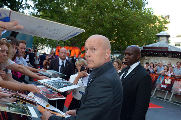 HOLIVUDSKOG GLUMCA IZBACILI IZ APOTEKE: Stavili ga na stub srama zbog OVOGA, on se potom izvinio!