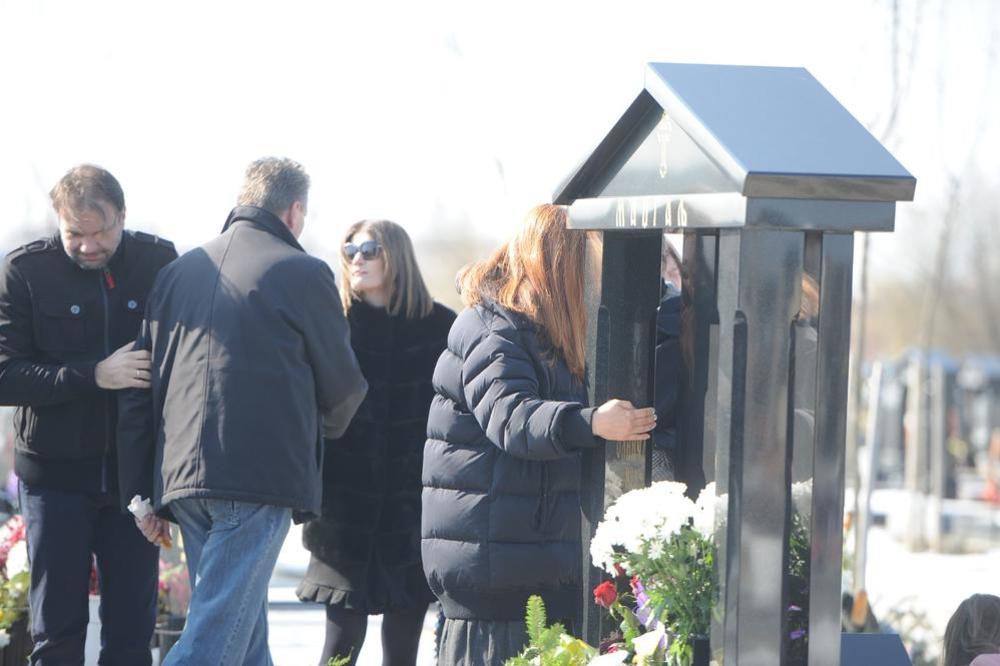 UPLAKANA MAJKA GRLILA SPOMENIK: Dve godine od smrti Marinka Madžgalja! Dubravka Mijatović nije bila na pomenu! (FOTO) (VIDEO)